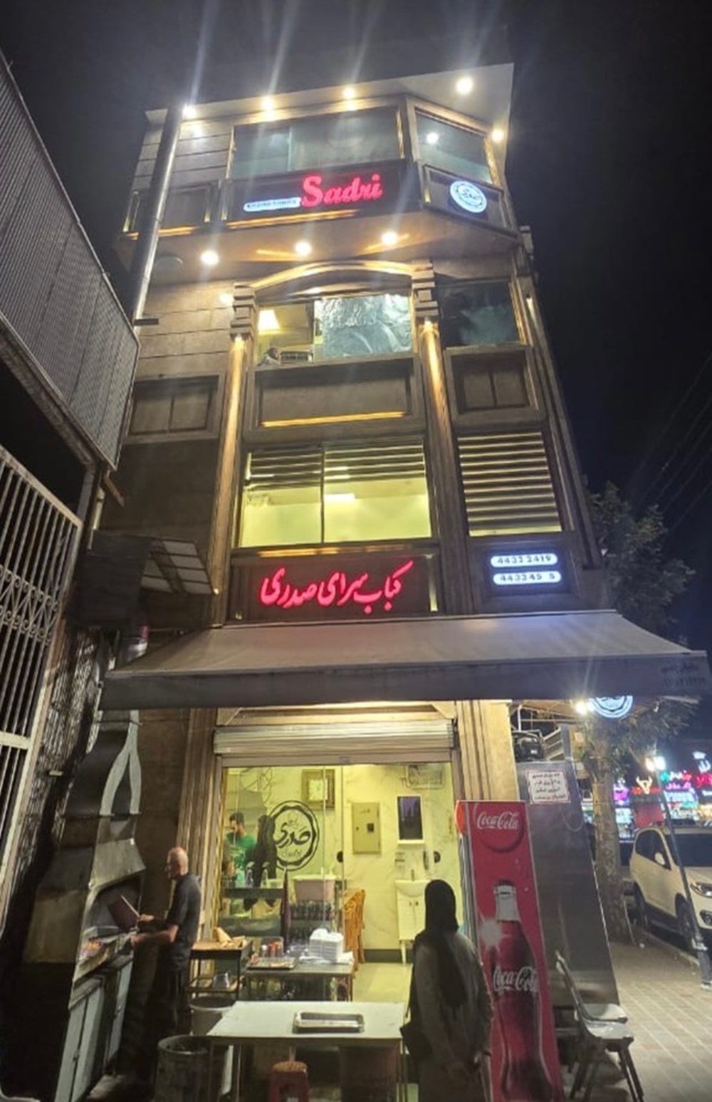 رستوران صدری در صومعه سرا